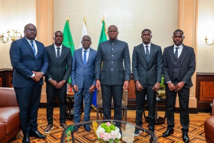 Gabon : Le président Oligui Nguema adoube le trio arbitral gabonais en route pour le Mondial 2026