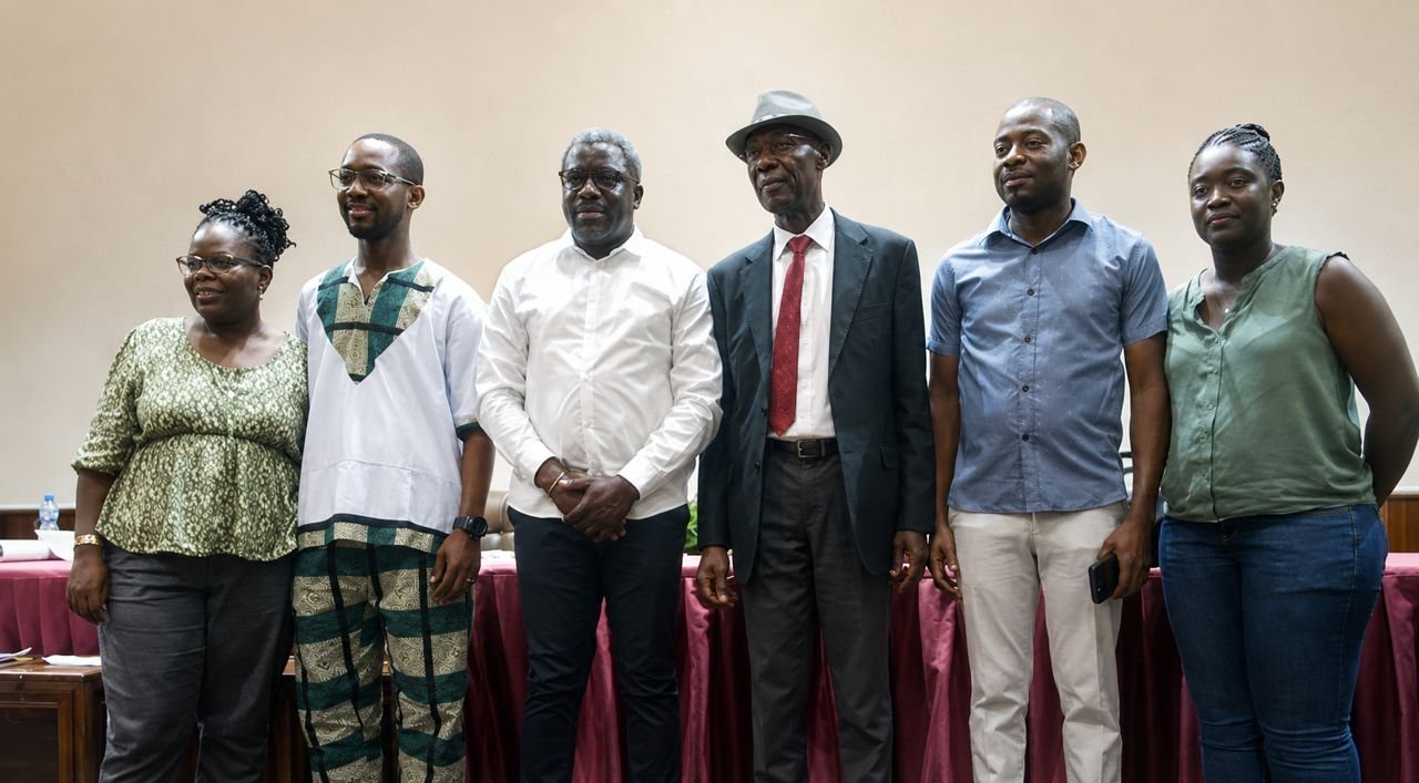 Les membres du nouveau bureau avec Dr Ndao Maël (chemise blanche) le nouveau président et Dr Ongangada Emmanuel (cravate rouge).