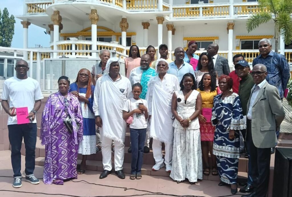 Gabon : Quand le prétoire mène à la genèse du monde, l'audacieux pari de Me Moumbembé 2 Photo de famille à la fin de la rencontre entre Me Moumbembe et ses invités.