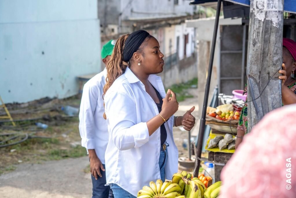 Gabon : Avec l’opération « Coup de pouce » de l’AGASA, la pédagogie supplante la sanction 1 Échanges de proximité autour des bonnes pratiques d'hygiène.