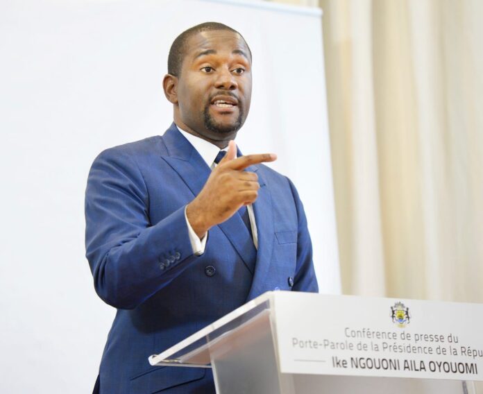 Ike Ngouoni, ex-porte-parole de la présidence sous Ali Bongo Ondimba, en pleine intervention médiatique.