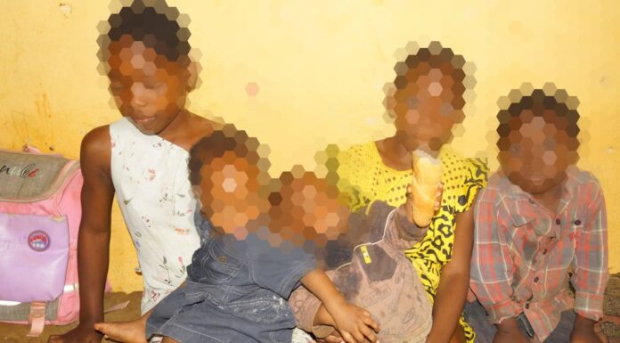 Cinq enfants âgés de 9 mois à 11 ans ont été retrouvés seuls dans une habitation à Bitam, dans des conditions alarmantes.