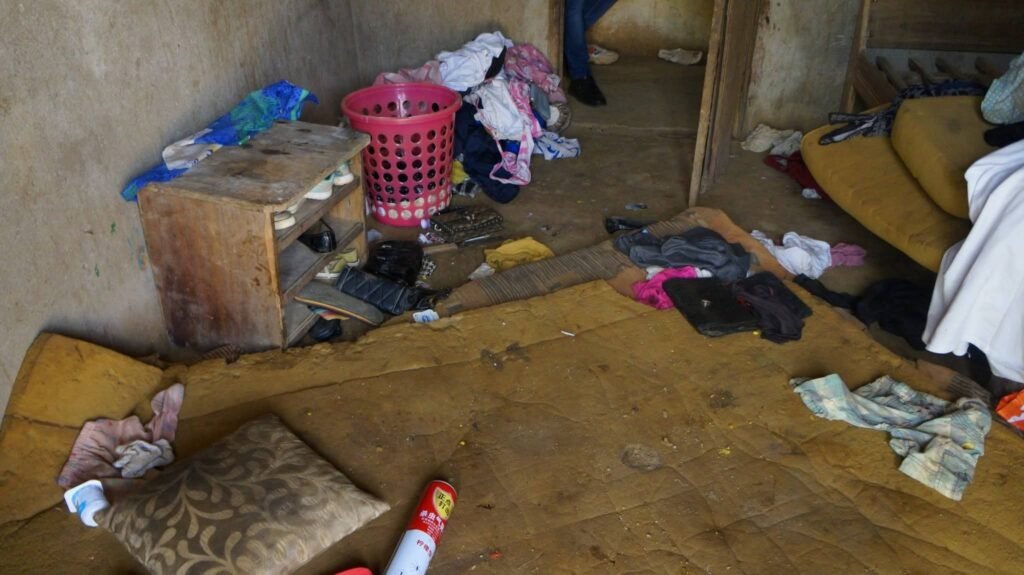 Gabon : A Bitam, l’abandon d’une fratrie secoue les consciences 1 L’intérieur de l’habitation où les cinq enfants ont été découverts, dans un état d’insalubrité avancé.
