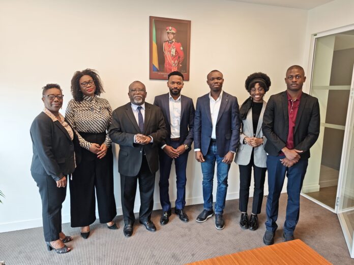 L'ambassadeur Alfred Nguia Banda entouré de jeunes ingénieurs gabonais formés dans les grandes écoles françaises.