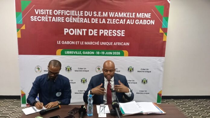 S.E.M Wamkele Mene (cravate rouge) a fait le bilan de sa visite au Gabon en cette fin de semaine.