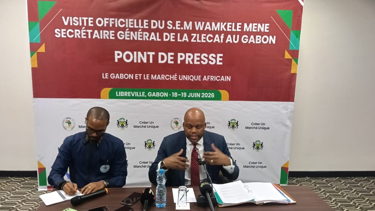 S.E.M Wamkele Mene (cravate rouge) a fait le bilan de sa visite au Gabon en cette fin de semaine.
