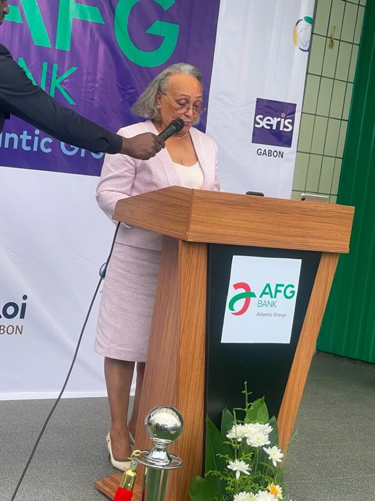 Gabon : AFG Bank Gabon clôture en beauté ses Journées portes ouvertes à Libreville 2 La ministre du Travail, du plein emploi et du dialogue social, Jacqueline Ilogue-Bignoumba lisant son discours d’ouverture des Journées portes ouvertes.