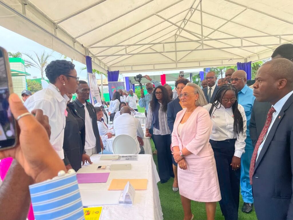 Gabon : AFG Bank Gabon clôture en beauté ses Journées portes ouvertes à Libreville 3 Madame le ministre du Travail visitant les stands dédiés aux postulants et aux visiteurs.