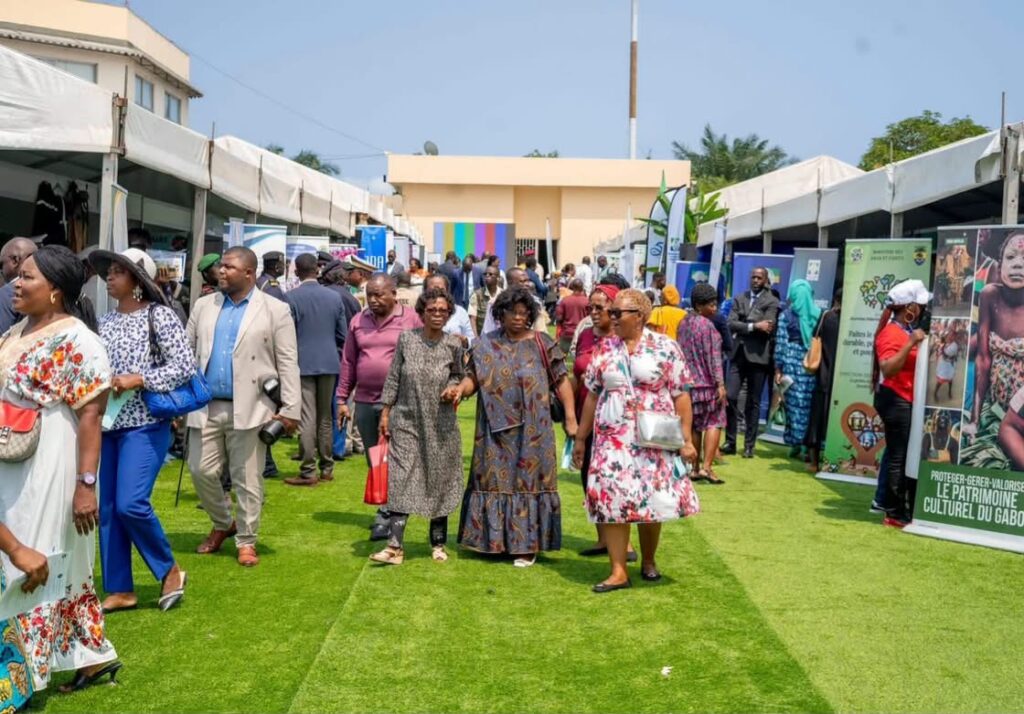 Gabon : Laurence Ndong lance le Village du service public 1 Une vue des différents stands.
