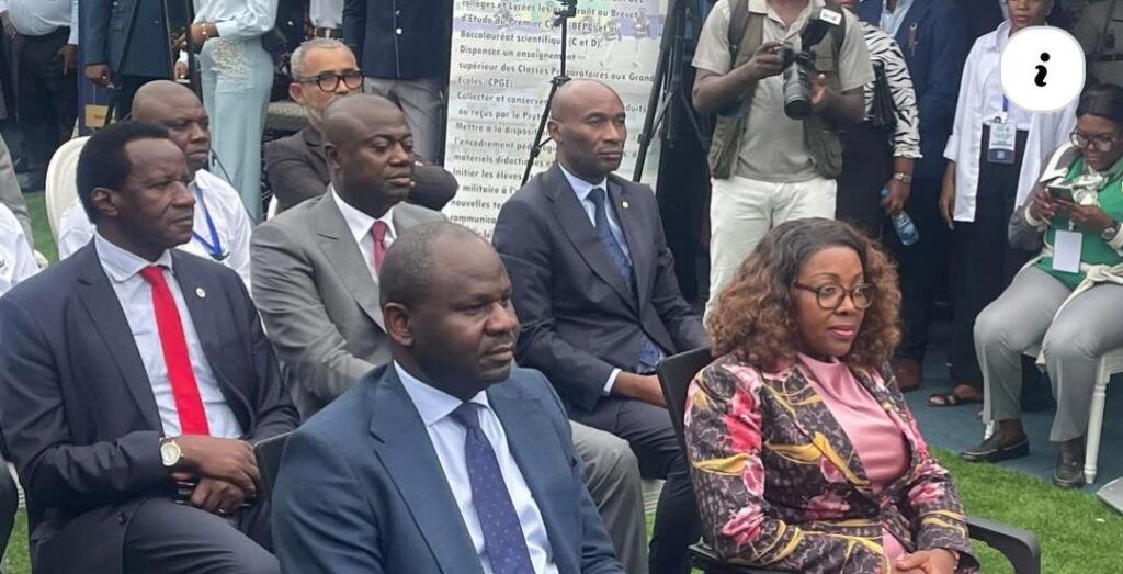 Gabon : Le « Village du service public » pose les jalons d'une administration moderne et connectée 1 La ministre de la Fonction publique et quelques officiels lors de la cérémonie de Laurence Ndong lors de son discours de clôture.