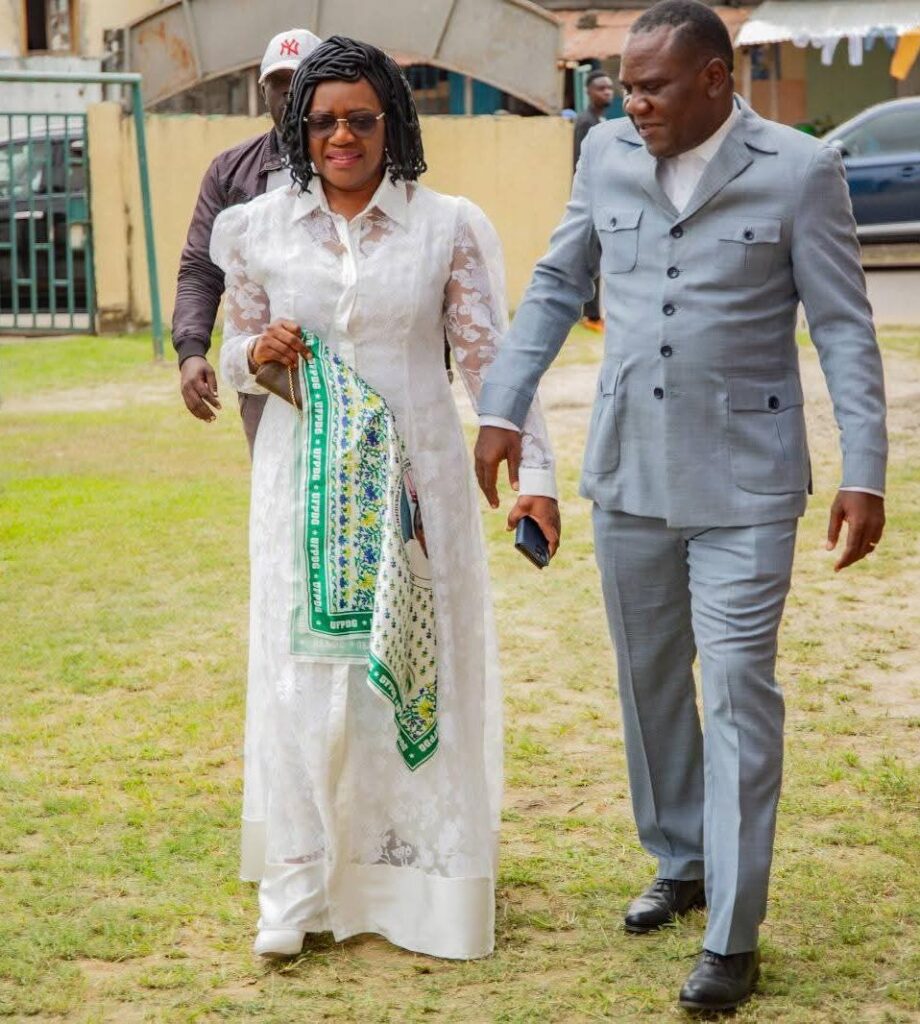 Gabon : Joël Ngoueneni Ndzengouama dresse un bilan élogieux de la tournée nationale du « MON 100% » 2 Le président des 7MP lors de son arrivée accompagné d'Angelique Ngoma, SG du PDG.