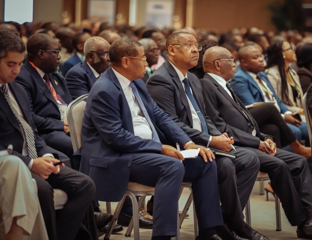 Gabon : Vers un « pacte de confiance » historique entre l'État et le secteur privé 1 Chefs d'entreprise, responsables de PME, représentants des pouvoirs publics et partenaires économiques ont pris part aux échanges autour de la croissance durable.