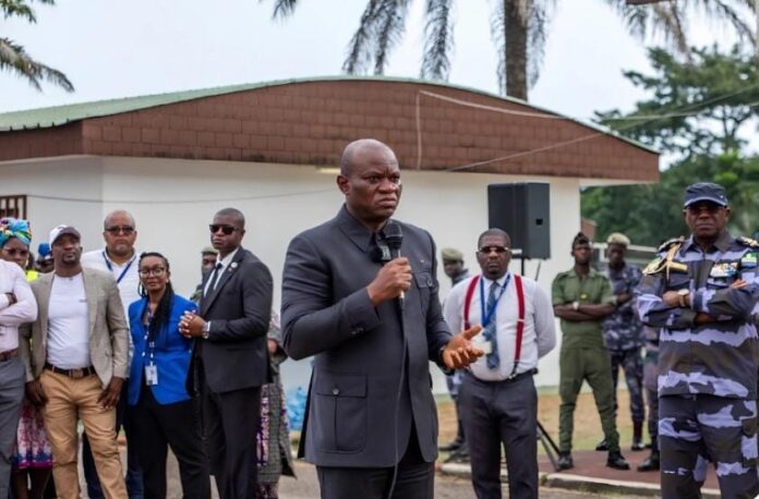 Le président Oligui Nguema lors de sa rencontre avec les agents de la SEEG.