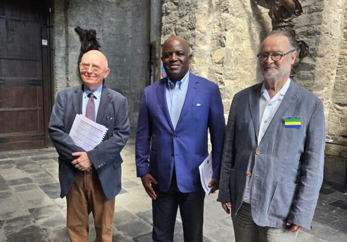 Au milieu, l'ambassadeur Eudes Régis Immongault Tatangani lors de la manifestation « Cuivre, Paroles & Souffle » organisée à l'église Saint-Jacques de Tournai.