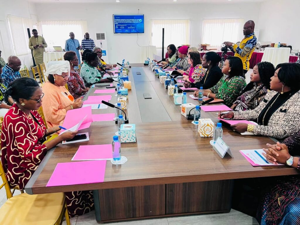 Gabon : L’UNFPA et le gouvernement s’allient pour débloquer le capital des entrepreneures 1 La rencontre a permis d'esquisser une nouvelle approche fondée sur les partenariats public-privé afin d'accélérer le financement des initiatives portées par les femmes gabonaises.