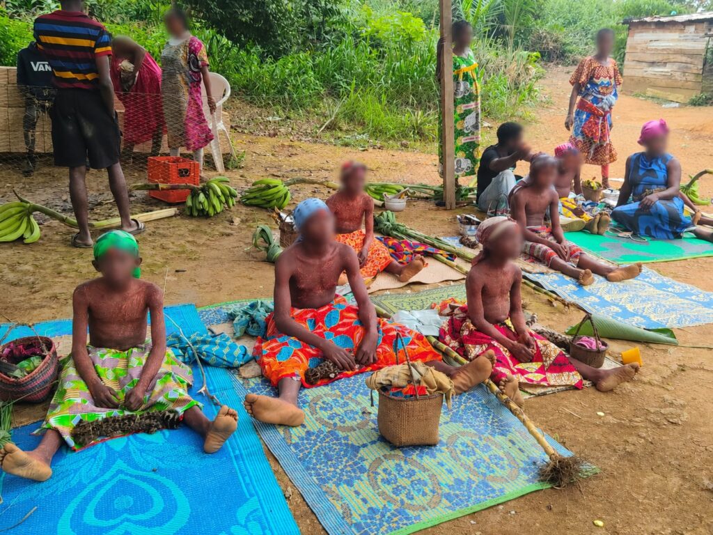 Gabon : Satsi à Okondja, les jeunes candidats attendent l'épreuve du couteau 1 Gabon : Satsi à Okondja, les jeunes candidats kota attendent l'épreuve du couteau