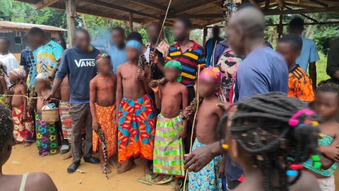 Gabon : Satsi à Okondja, les jeunes candidats kota attendent l'épreuve du couteau