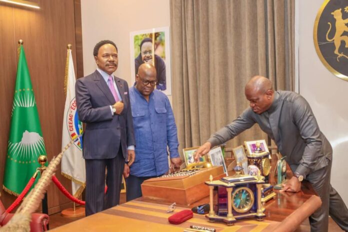 Sous le regard symbolique d’Omar Bongo Ondimba, Brice Clotaire Oligui Nguema présente à Félix Antoine Tshisekedi Tshilombo des objets personnels ayant appartenu à l’ancien président gabonais, lors de la visite du Musée Omar Bongo Ondimba, au Palais des Congrès de Libreville, le 24 juillet 2026.