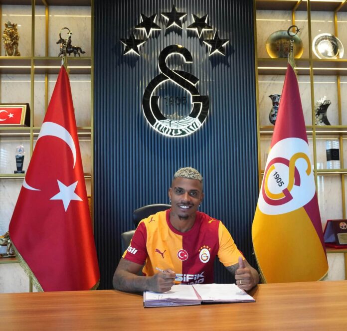 L'international gabonais, Mario Lemina lors de la signature de son nouveau contrat avec Galatasaray.