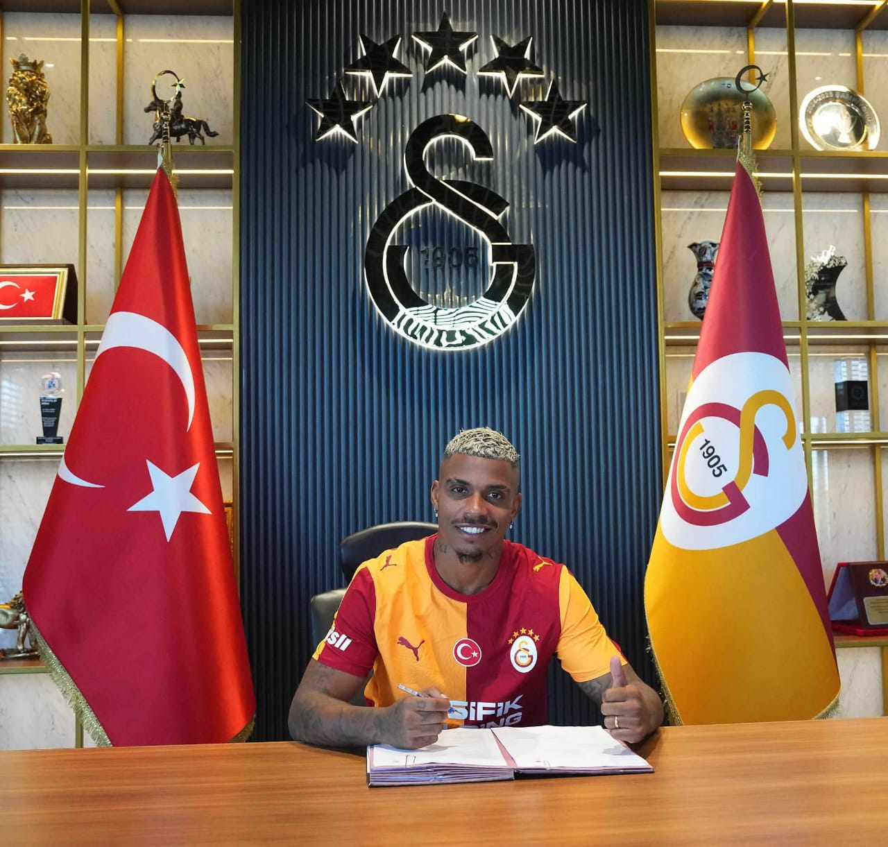 L'international gabonais, Mario Lemina lors de la signature de son nouveau contrat avec Galatasaray.