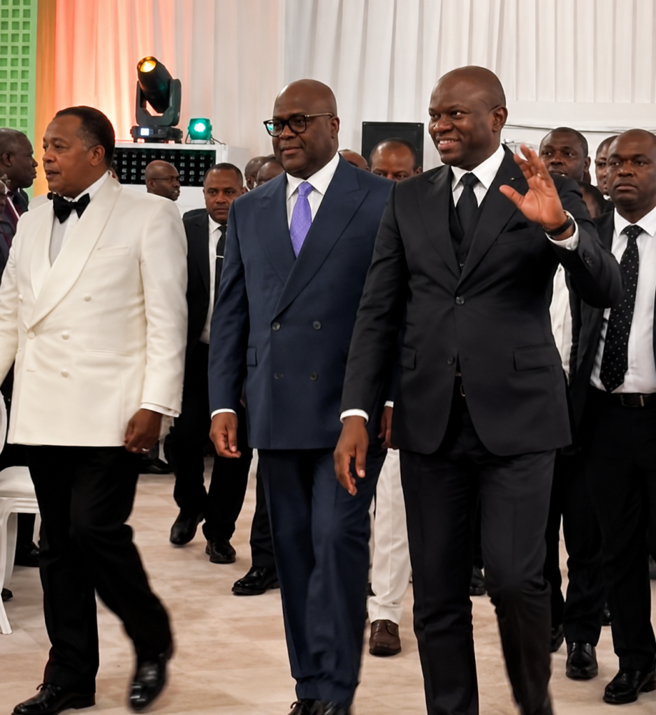 Gabon : Mariage de Junior Bongo, quand l’amitié d’Omar Bongo retrouve la diplomatie d’Oligui Nguema 1 À l’occasion du mariage d’Omar-Denis Junior Bongo Ondimba, plusieurs chefs d’État d’Afrique centrale ont marqué leur présence à cette cérémonie. Sur cette image, on distingue Brice Clotaire Oligui Nguema, président de la République gabonaise, Denis Sassou Nguesso, président de la République du Congo, et Félix-Antoine Tshisekedi Tshilombo, président de la République démocratique du Congo. Une présence de haut niveau qui témoigne de l’importance de l’événement et des liens qui unissent les trois pays.