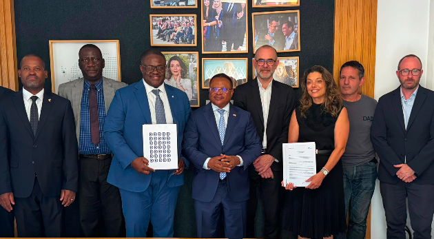 L’Ambassadeur du Gabon en Tunisie, SEM Pierre NTSIET NGOLO, au centre, entouré du Pr Pamphile MEZUI-MBENG, Directeur général de BGFI Business School (BBS), et de Mme Amina BOUZGUEDA, Directrice générale de l’Université Paris Dauphine-PSL, campus de Tunis, avec les délégations des deux institutions, à l’issue de la signature du Protocole d’Accord de coopération scientifique, le 23 juillet 2026 à Tunis.
