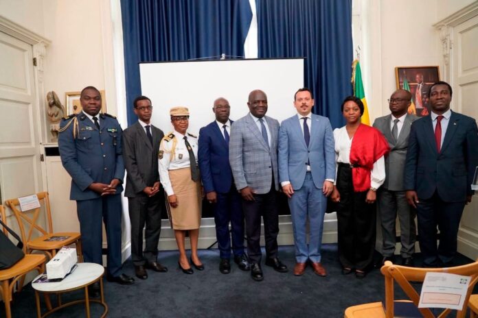 Photo de famille réunissant les intervenants, les représentants du corps diplomatique et les participants à la conférence.