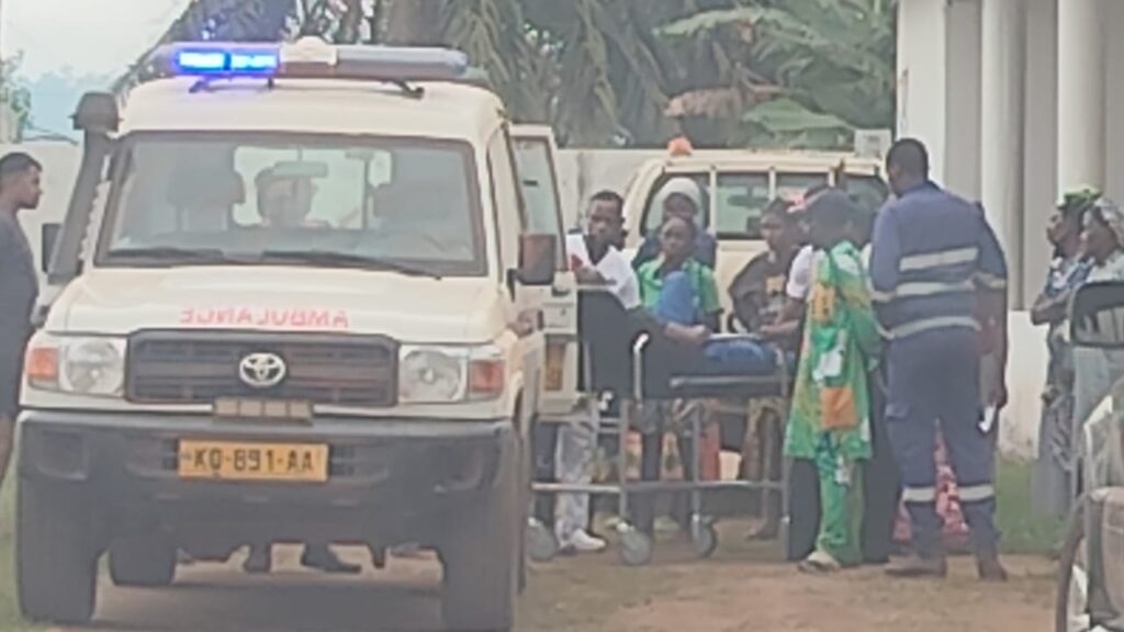 Gabon : Drame sur l’axe Okondja-Lastourville, le transport du manganèse tue dans un nuage d’impunité 2 L'ambulance prenant en charge les victimes de l'accident.