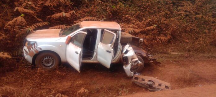 Mettez cette photo à la Une. Légende : Voici ce qui reste du véhicule après l'accident.