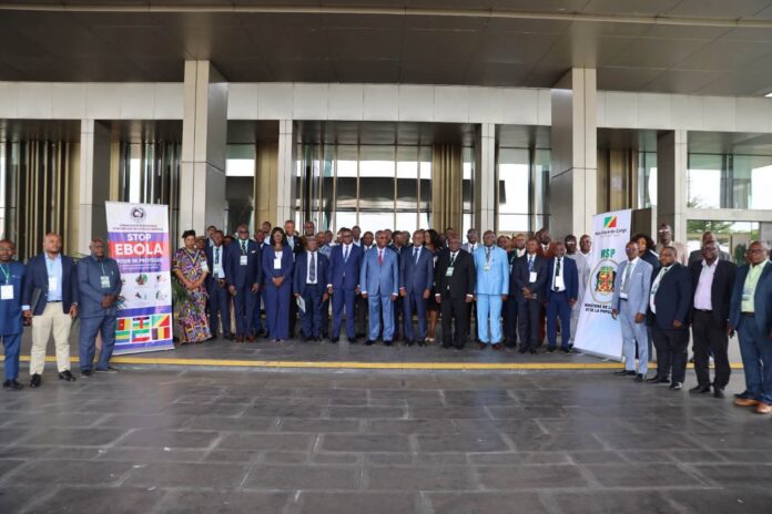 Les délégations de la CEMAC posent à l'issue de la cérémonie d'ouverture de la réunion d'urgence de coordination sous-régionale à Brazzaville.