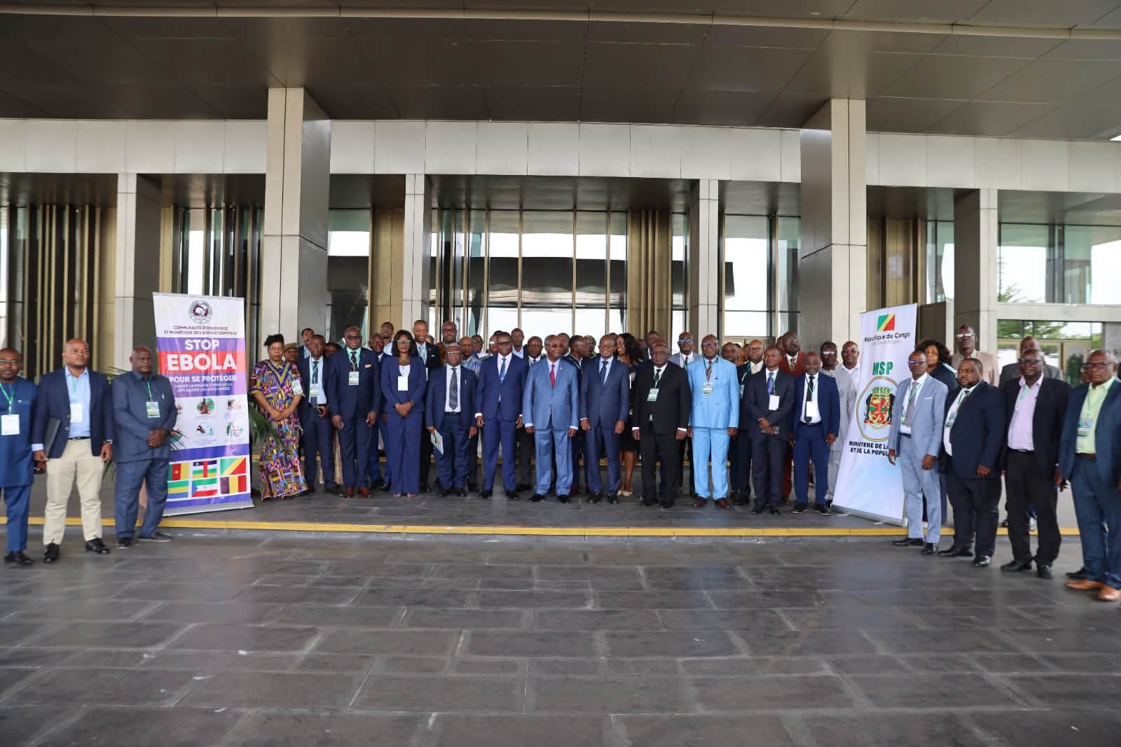 Les délégations de la CEMAC posent à l'issue de la cérémonie d'ouverture de la réunion d'urgence de coordination sous-régionale à Brazzaville.