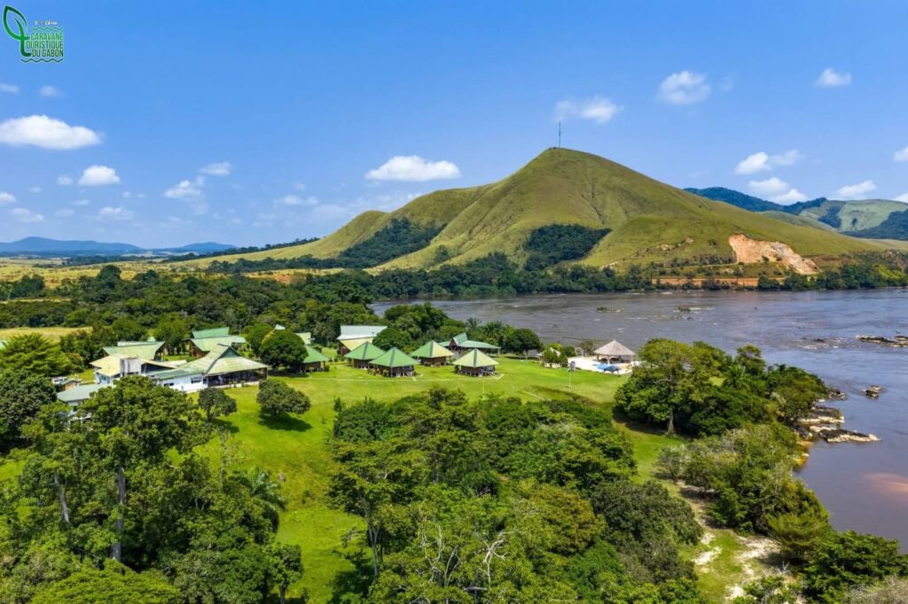 Gabon : Mont Brazza, la Caravane touristique à l’assaut du joyau de la Lopé 1 Les participants à la Caravane Touristique gravissent le Mont Brazza, une immersion au cœur de l'un des sites les plus emblématiques du patrimoine naturel gabonais.