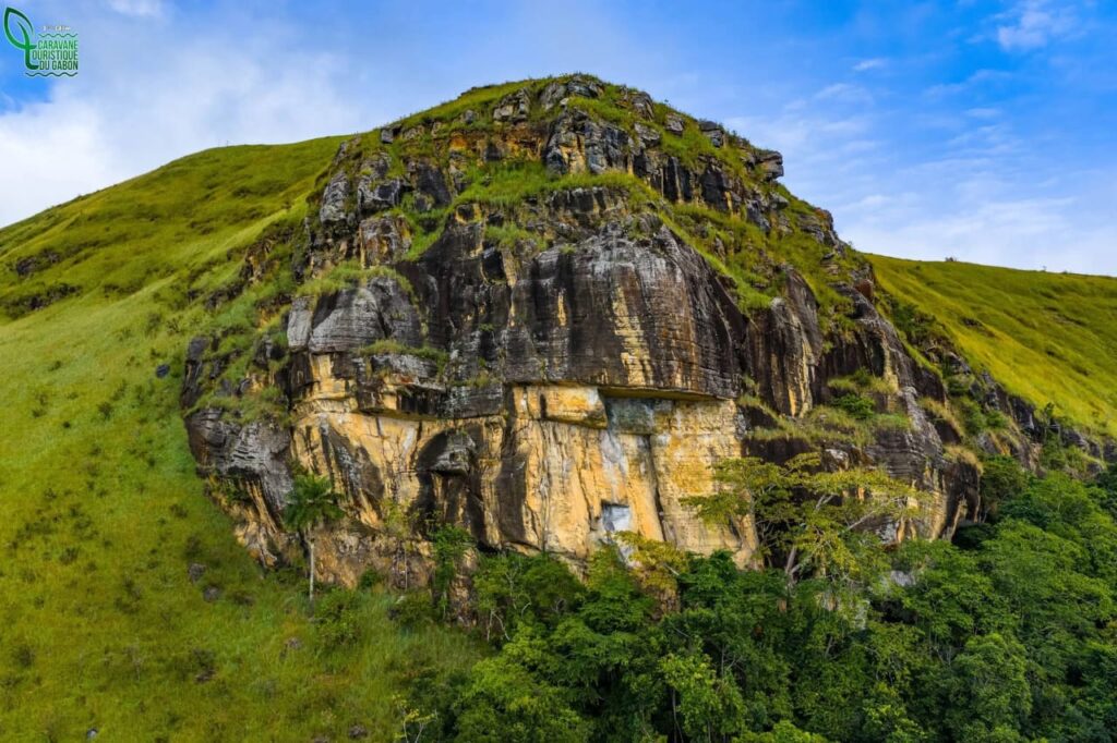 Gabon : Mont Brazza, la Caravane touristique à l’assaut du joyau de la Lopé 2 Du sommet du Mont Brazza, les visiteurs découvrent un panorama exceptionnel où la forêt équatoriale rencontre les vastes étendues de savane.