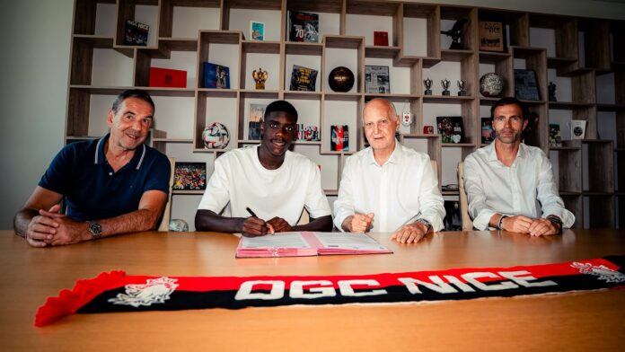 Le jeune Xavier Junior Mandza lors de la signature de son contrat à OGC Nice.