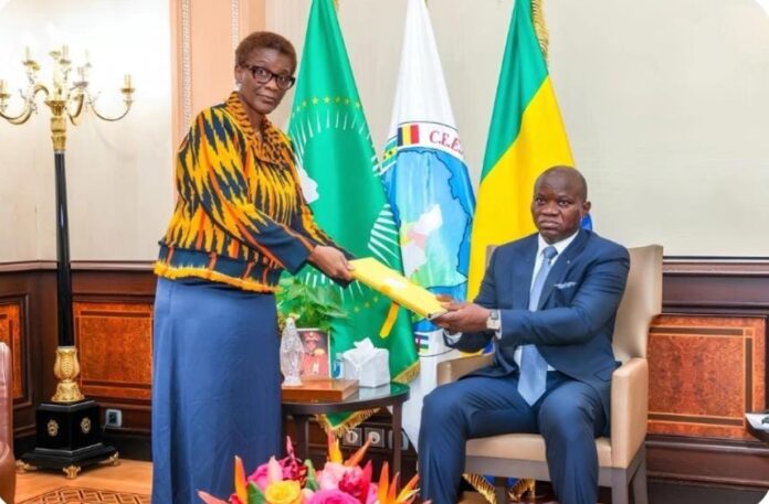 Oligui Nguema reçoit les premiers résultats du recensement général de la ministre de la Planification Louise Mvono.