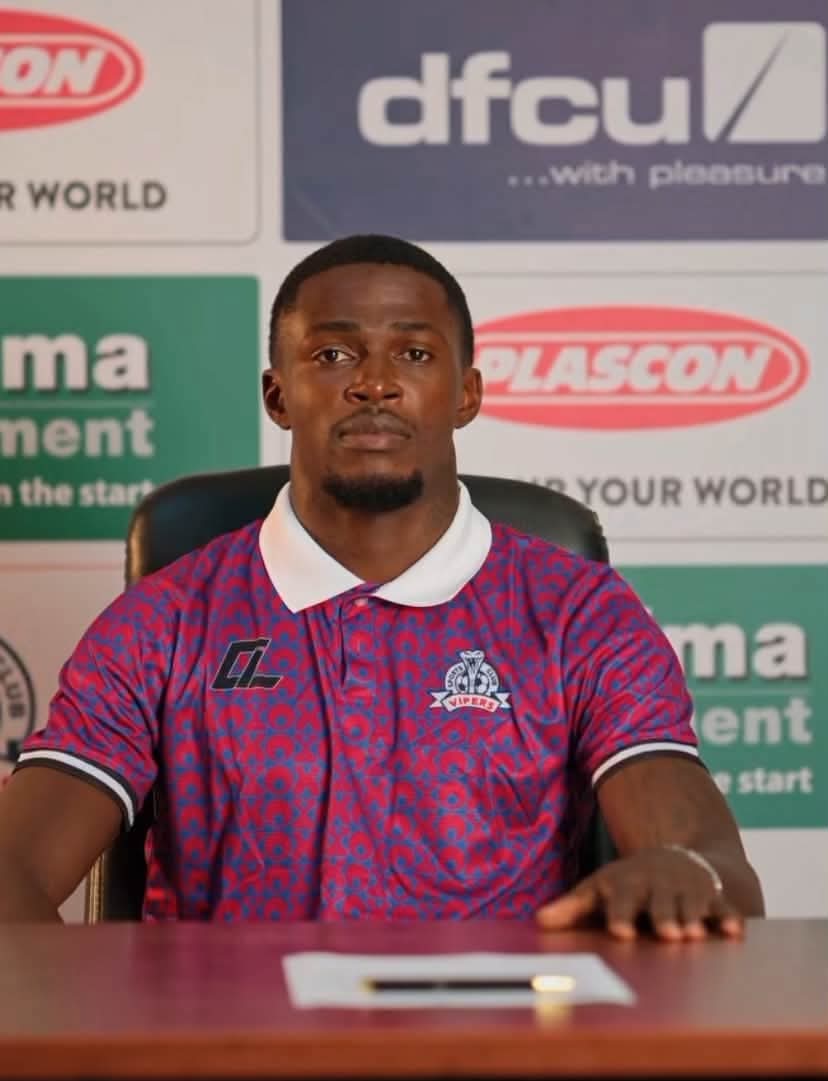 Loyce Mbaba lors de la signature de son contrat.