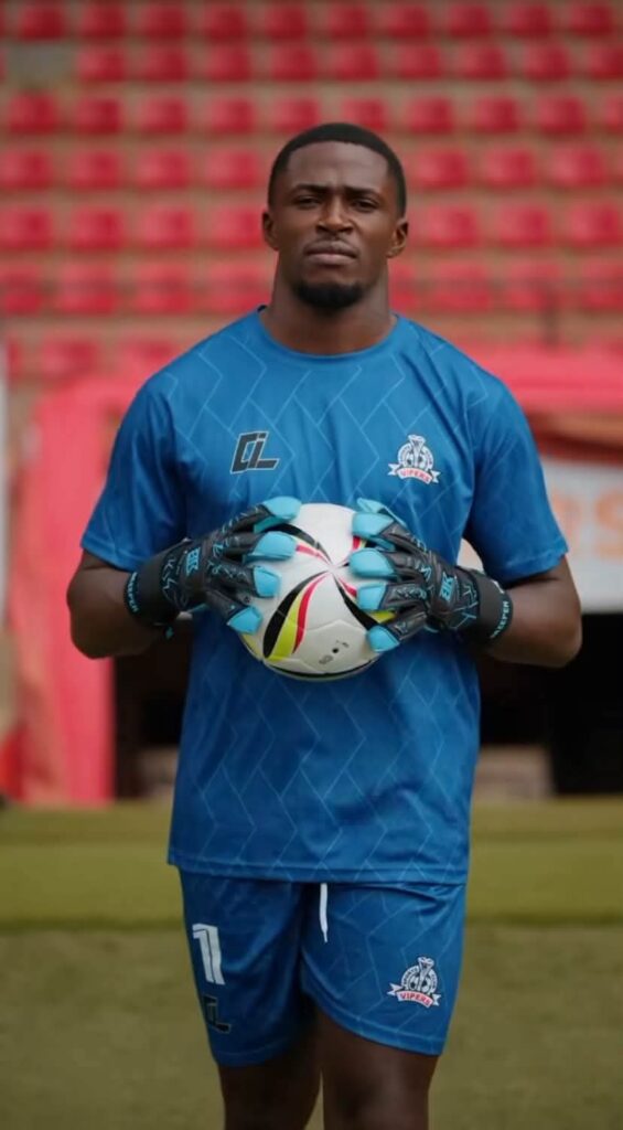 Ouganda-Football : Loyce Mbaba rejoint le champion d’Ouganda, Vipers SC 1 Loyce Mbaba lors de la signature de son contrat.
