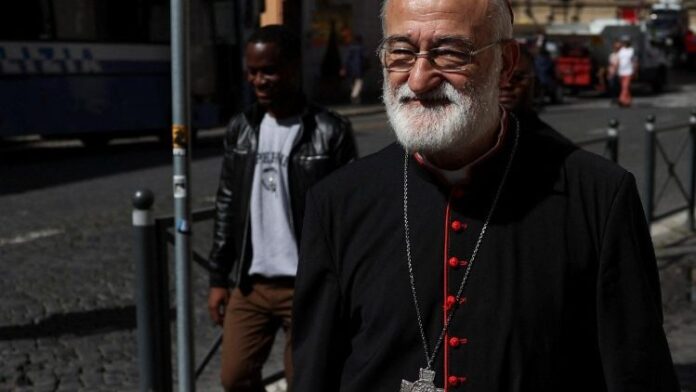 À 74 ans, le cardinal Cristóbal López Romero fait face à des accusations de comportements inappropriés envers des femmes adultes. Il affirme vouloir coopérer avec l’enquête en cours