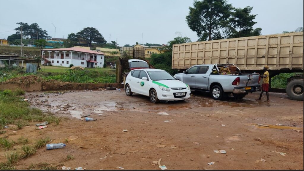 GABON : Ndjolé croule sous le poids de l’insalubrité 2 Photo de la station de lavage automobile, où des véhicules sont nettoyés à même le sol, rejetant ses eaux usées.