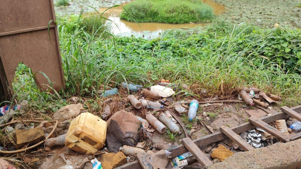 GABON : Ndjolé croule sous le poids de l’insalubrité 1 Photo de détritus accumulés en bordure de la mare