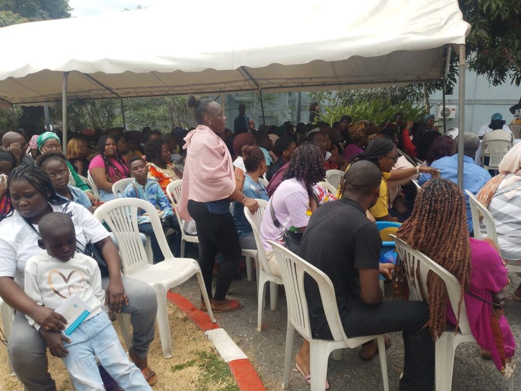 Gabon : À la polyclinique El Rapha, la ruée vers les soins gratuits révèle une crise silencieuse 1 Des patients venus nombreux pour consulter.