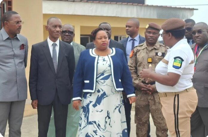 La ministre de l'Éducation nationale et de l'Instruction civique, Camélia Ntoutoume-Leclercq, venue personnellement adresser un message d'encouragement aux candidats au baccalauréat.