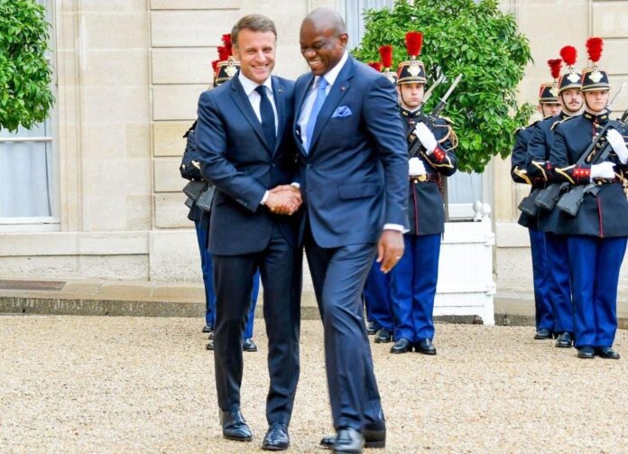 Le président gabonais Brice Clotaire Oligui Nguema et son homologue français Emmanuel Macron lors d'une rencontre officielle à l'Élysée, à Paris. Cette visite symbolise la redéfinition du partenariat franco-gabonais, dans un contexte où la France réoriente sa stratégie en Afrique en privilégiant une coopération économique, diplomatique et compétitive.