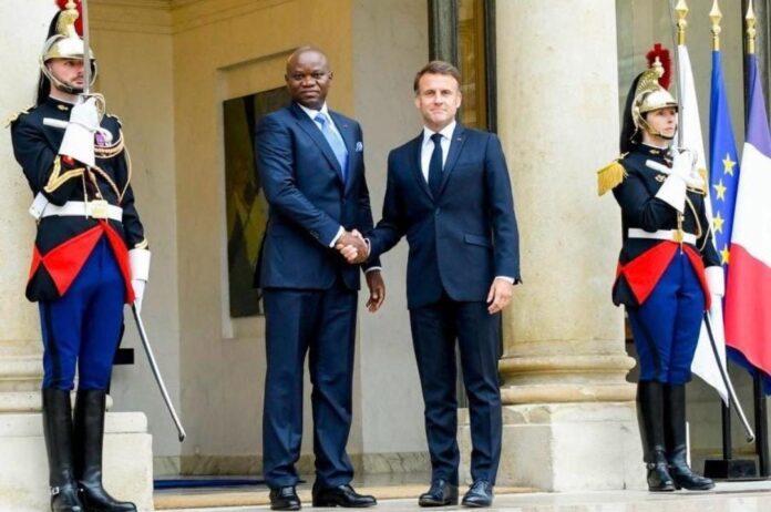 Plus de six décennies après l'indépendance du Gabon, la rencontre entre les présidents gabonais et français symbolise l'évolution d'une relation historique vers un partenariat fondé sur des intérêts mutuels.