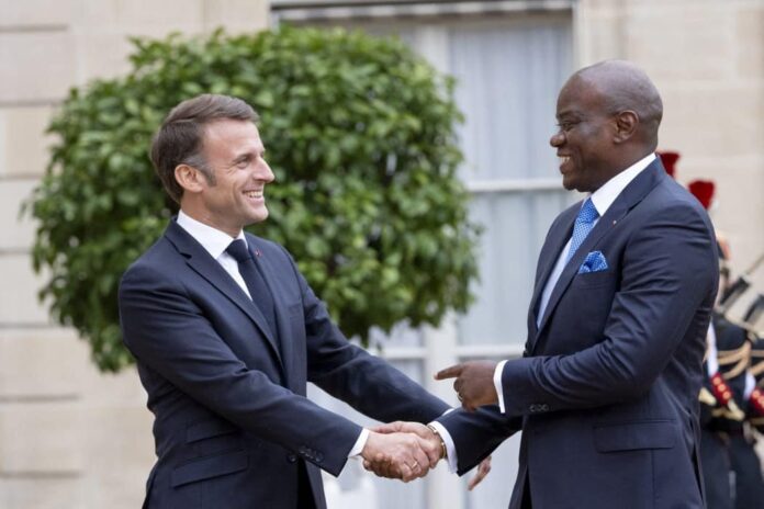 Emmanuel Macron et Brice Oligui Nguema, le 31 mai 2024 dans la cour du Palais de l'Elysée.