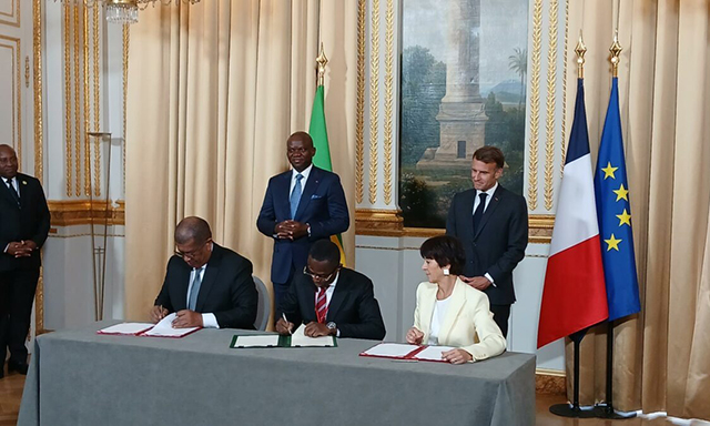 À la table de signature, Léod-Paul Batolo (Comilog), Sosthène Nguema Nguema (ministre des Mines et des Ressources géologiques) et Christel Bories (Eramet), avec en arrière-plan les présidents Brice Clotaire Oligui Nguema et Emmanuel Macron, le 20 juillet 2026 à l’Élysée.