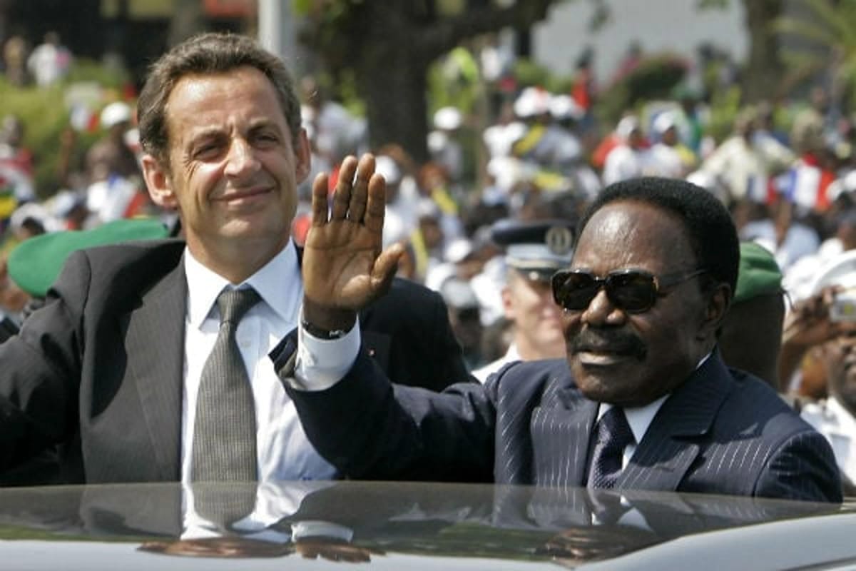 Le président français Nicolas Sarkozy avec le président gabonais Omar Bongo Ondimaba à Libreville le 27 juillet 2007.