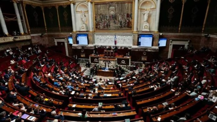 Les députés français ont définitivement approuvé, mardi 21 juillet, la loi interdisant l’accès aux réseaux sociaux aux moins de 15 ans, une mesure inédite en Europe. Vue générale de l’Assemblée nationale.