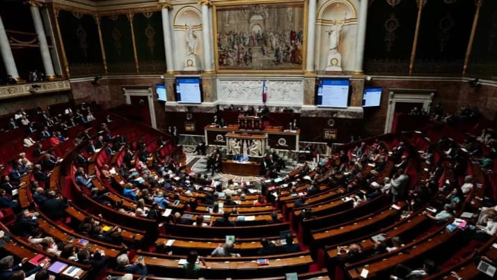 Les députés français ont définitivement approuvé, mardi 21 juillet, la loi interdisant l’accès aux réseaux sociaux aux moins de 15 ans, une mesure inédite en Europe. Vue générale de l’Assemblée nationale.