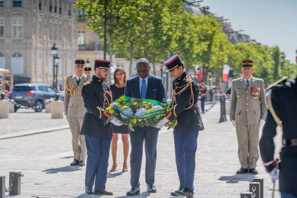 Paris : Brice Clotaire Oligui Nguema fleurit la tombe du Soldat inconnu 1 Le président de la République, S.E. Brice Clotaire Oligui Nguema lors de son passage au Mont-Valérien et l’Arc de Triomphe.